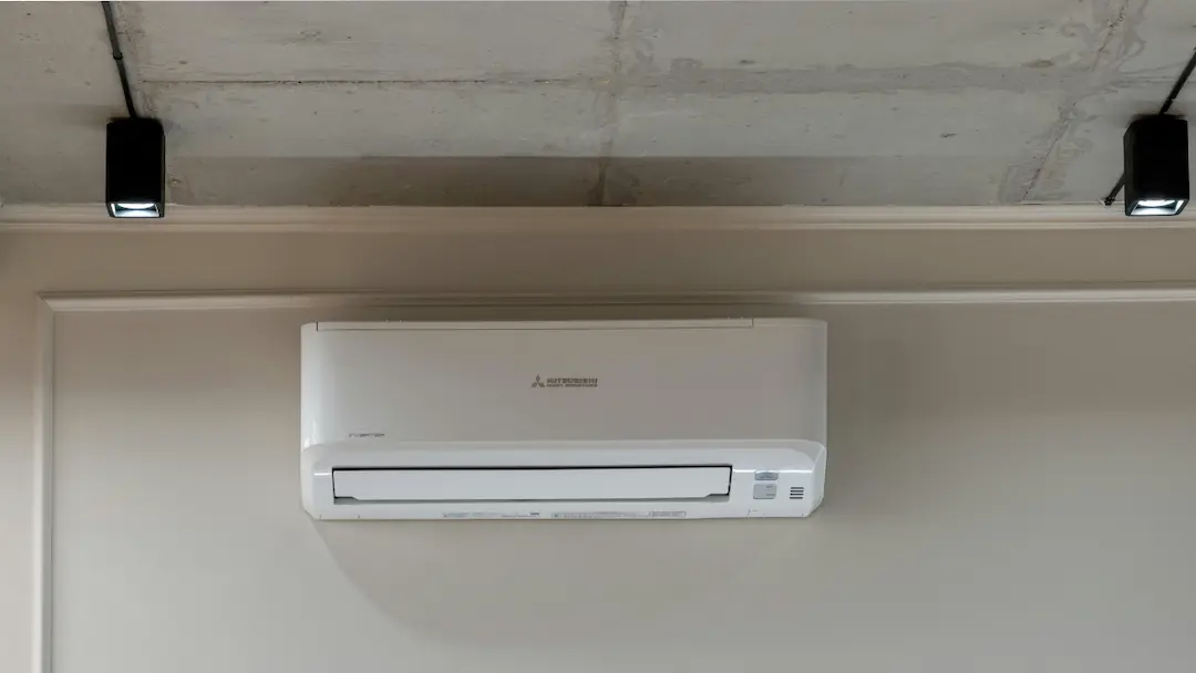 Imagem de um ar condicionado instalado em uma casa.