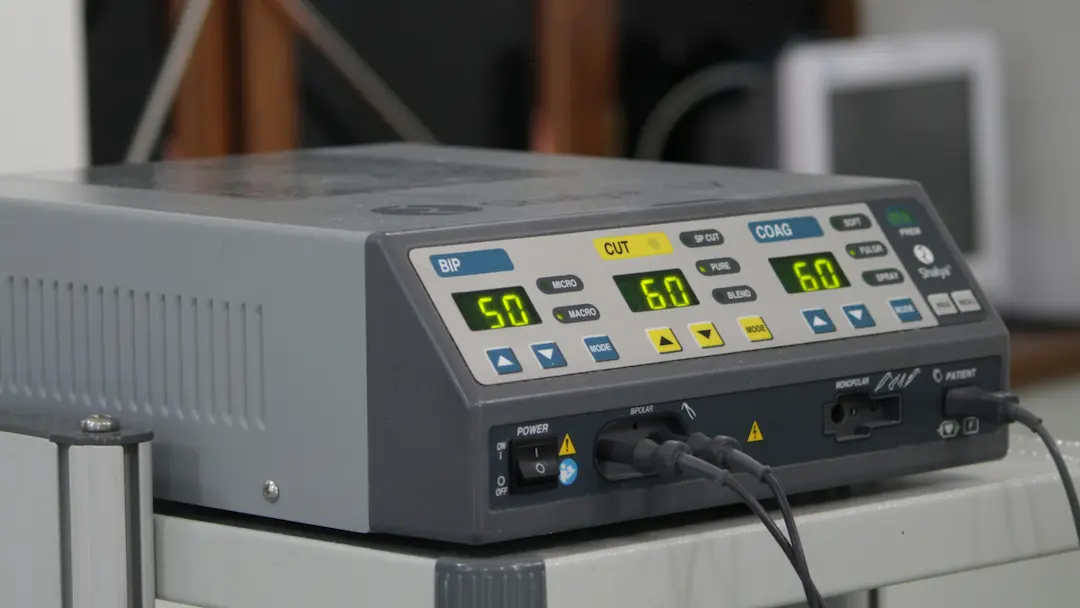 Um equipamento hospitalar com cabos e números no display.