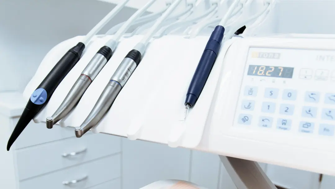 Vários equipamentos odontológicos sendo mostrados.